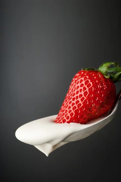 Cuillère de fraise et crème — Photo