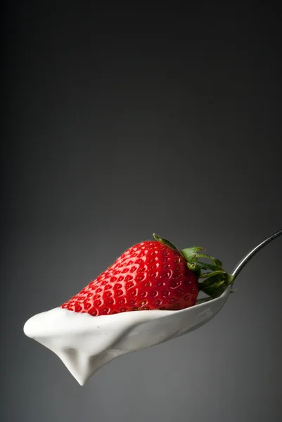 Fraise fraîche et yaourt — Photo