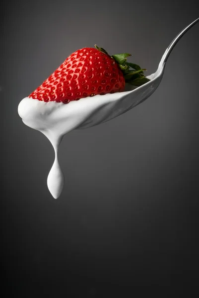 Dripping cream and strawberry — Stock Photo, Image