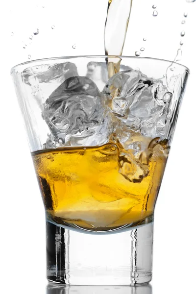 Whisky et glace sur blanc — Photo