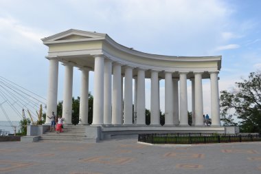 Colonnade odessa dolgu üzerinde.