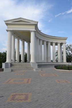 Colonnade odessa dolgu üzerinde.