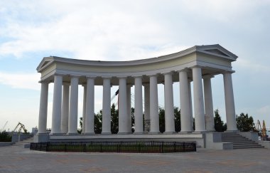 Colonnade odessa dolgu üzerinde.