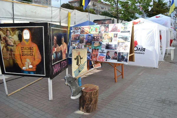 A tenda pequena cidade no centro de Kiev. Ucrânia. 2012 . — Fotografia de Stock