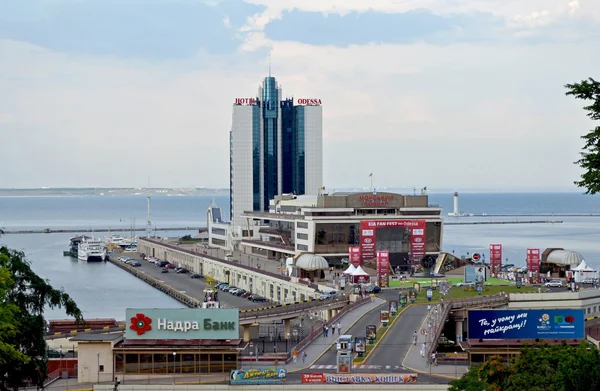 Vista del puerto de Odessa desde la escalera de Potemkinsky . Imagen de stock