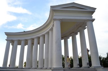 Colonnade odessa dolgu üzerinde.