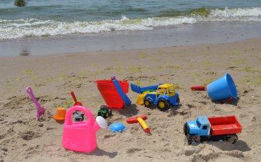 Çocukların oyuncakları kum plajındaki