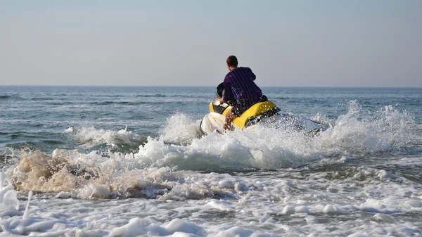 Akvabayk outdoorové aktivity na moři. — Stock fotografie