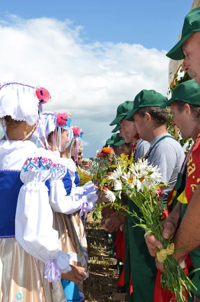 Saschinki - der weißrussische Feiertag des Beginns der Ernte. — Stockfoto