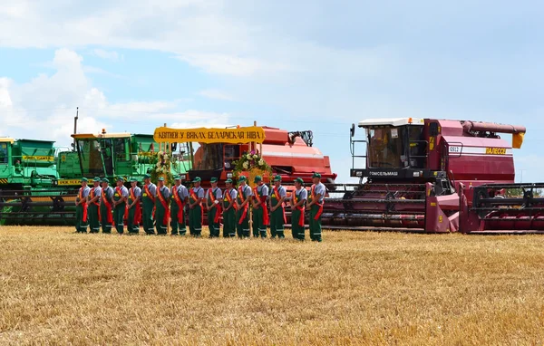 Zazhinki - la fête biélorusse du début de la récolte . — Photo