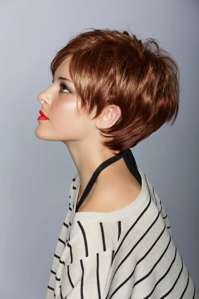 Mujer con el pelo rojo corto — Foto de Stock