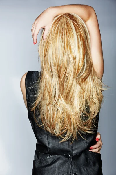 Femme aux longs cheveux blonds — Photo