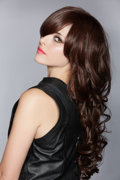 Женщина с длинными волосами в кожаном платье
