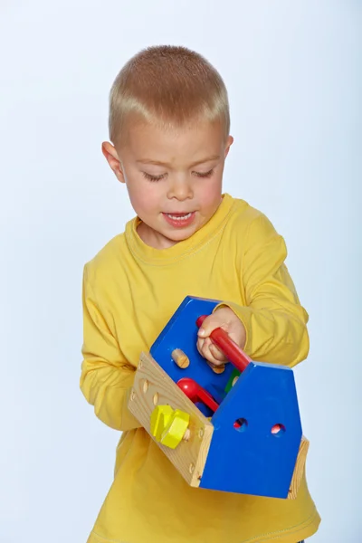 Garçon avec boîte à outils jouet — Photo