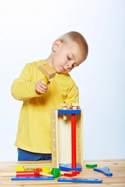 Мальчик с игрушечным молотком — стоковое фото