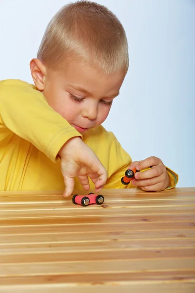 Chico jugando con coches —  Fotos de Stock