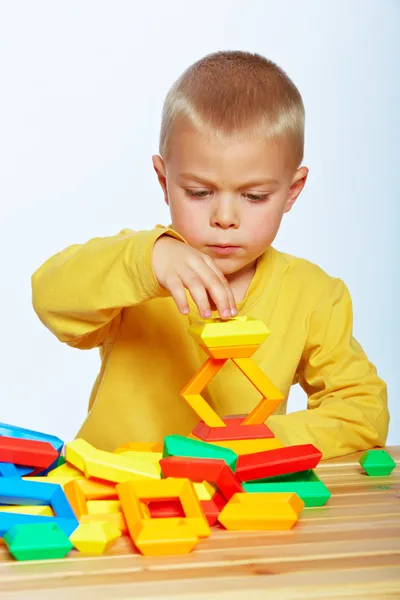 Kleine jongen aan het spelen — Stockfoto
