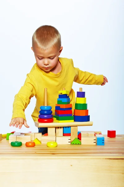Chlapec hraje s pyramidou — Stock fotografie