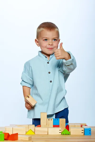 Junge spielt mit Blöcken — Stockfoto