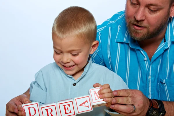 Junge spielt mit Buchstabenblöcken — Stockfoto