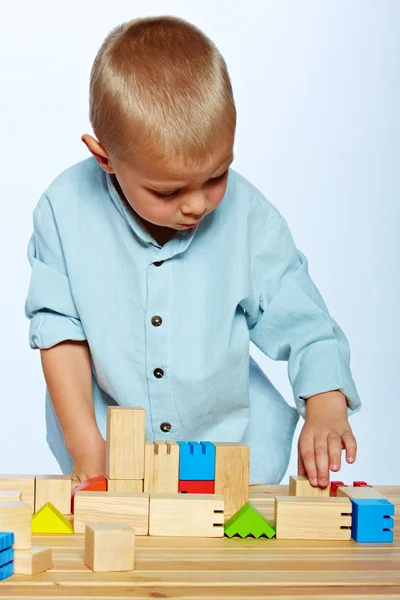 Хлопчик грає з блоками — стокове фото