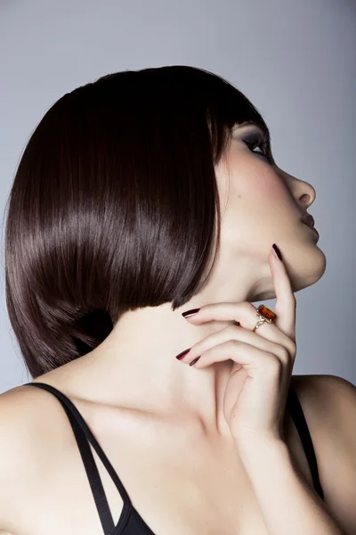 Perfil de uma mulher bonita com cabelo curto — Fotografia de Stock