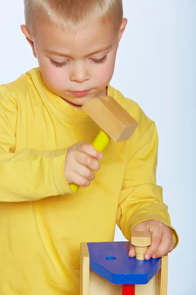 Мальчик с игрушечным молотком — стоковое фото