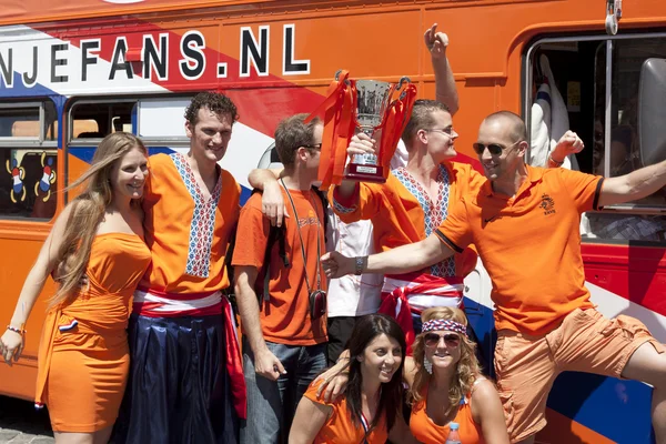 Los aficionados de los Países Bajos con el diseño de la Copa —  Fotos de Stock