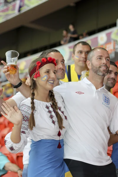 イングランドのファンの間のウクライナのファン — ストック写真