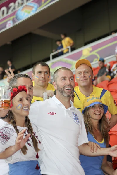 Fan d'Angleterre entre les fans ukrainiens — Photo