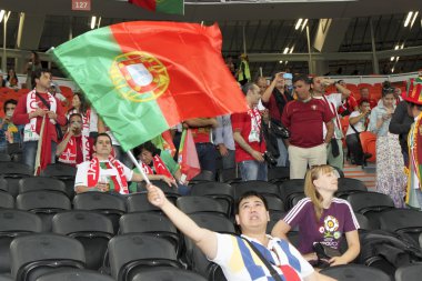 Portekiz bayrağı sallayarak fan