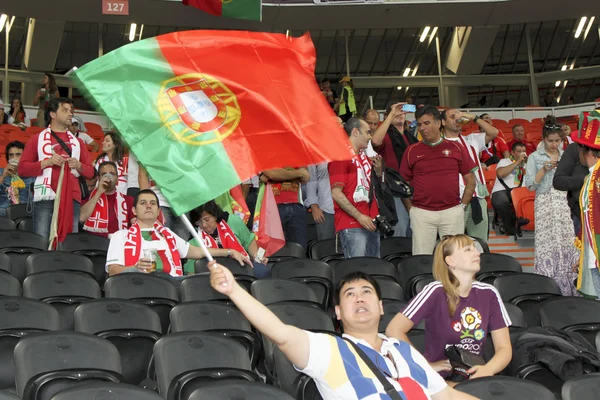 Fan schwenkt portugiesische Nationalflagge — Stockfoto