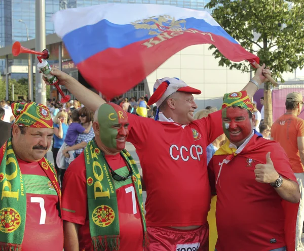 ドネツク ウクライナ 2012 Uefa ユーロ 2012年スペイン対ポルトガルの準決勝の試合前にドネツクでポルトガルのファンとともにロシアのファン ポルトガルはまだ彼らのチームが決勝戦を満たしていないことを知っています — ストック写真