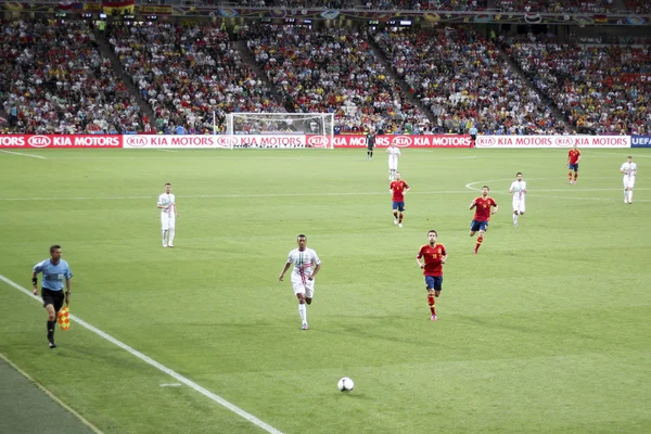 Midfielder Nani (in white) and defender Jordi Alba — Stock Photo, Image