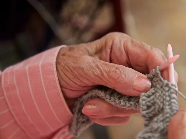 Старший, вязание — стоковое фото