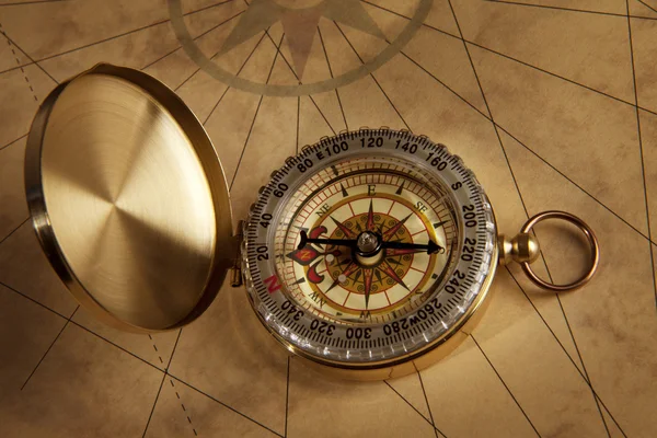 Kompas na staré papírové pozadí — Stock fotografie
