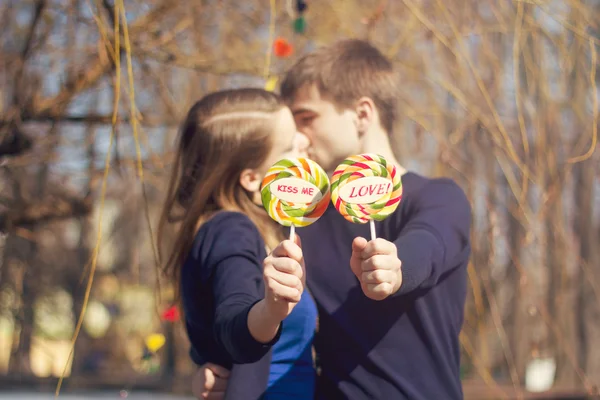 Joven pareja habiendo cubierto caramelos besos — Foto de Stock