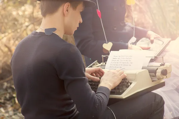 Młoda para freelance pisanie na maszynie do pisania — Zdjęcie stockowe