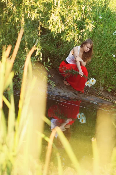 Красивая девушка в длинной красной юбке — стоковое фото
