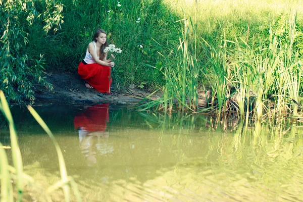 Uzun kırmızı etekli güzel kız — Stok fotoğraf