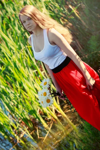 Όμορφο κορίτσι σε μια μακριά κόκκινα φούστα — Φωτογραφία Αρχείου