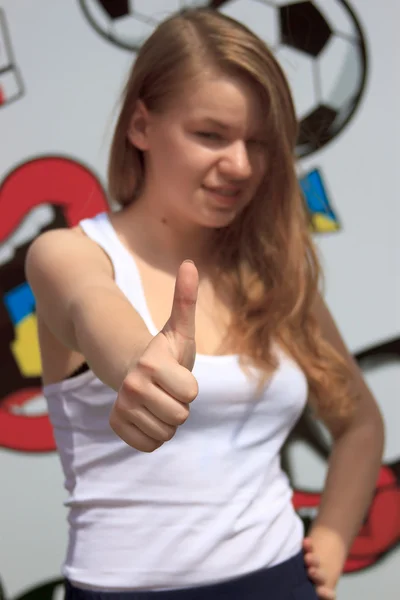 Unterstützerin mit erhobenem Daumen bei der EM 2012 — Stockfoto