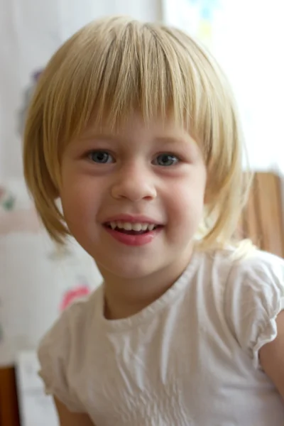 Mały dziewczyna uśmiecha się do kamery — Zdjęcie stockowe
