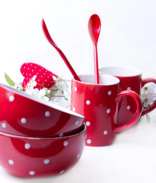 Kırmızı puantiyeli tabak, bardak ve kaşık — Stok fotoğraf