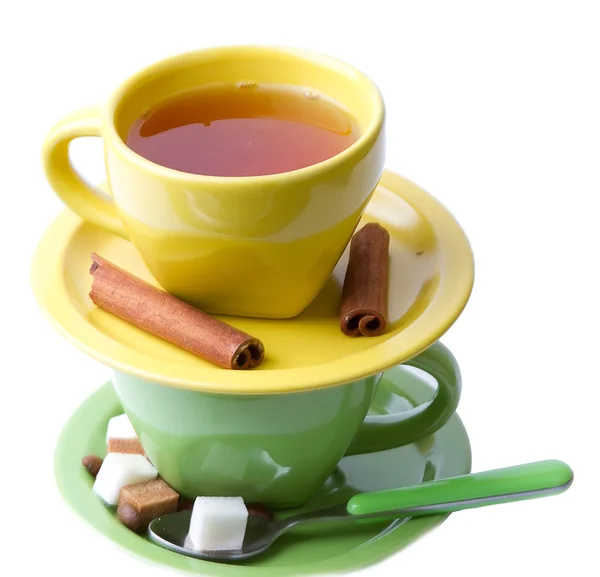 緑と黄色のカップ茶、シナモンおよび砂糖の作品の — ストック写真