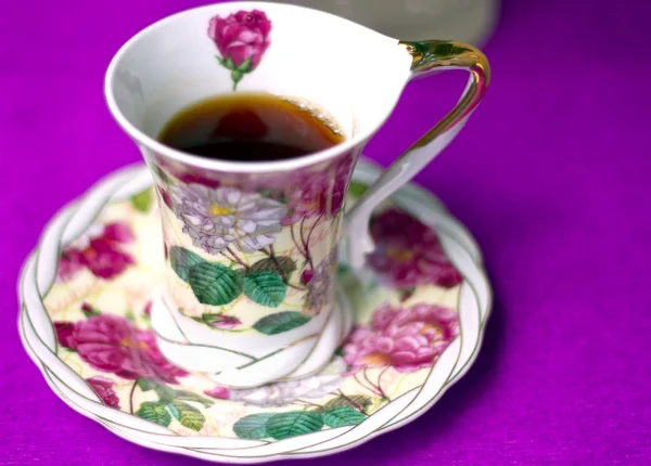 Eine Tasse Tee, bemalt mit Pfingstrosen — Stockfoto