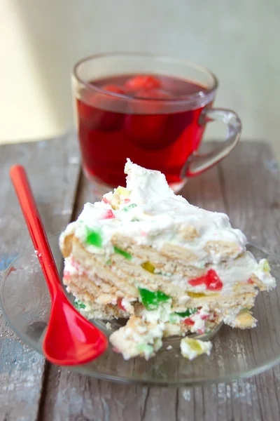 Pedaço de bolo com colher vermelha e chá oolong — Fotografia de Stock