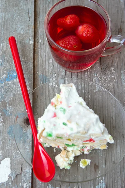 一块蛋糕和草莓红茶叶 — 图库照片