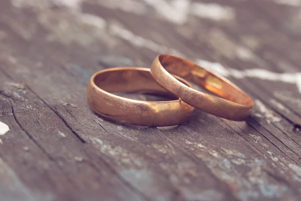 Два обручальных кольца золотые — стоковое фото