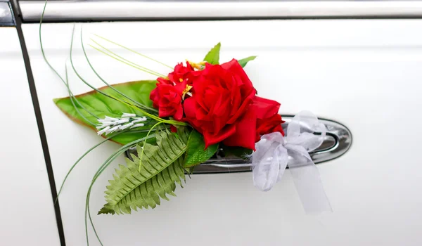 Fleur rouge sur la poignée d'une voiture de mariage — Photo